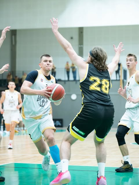 Jēkabpils BA spēlētājs ar bumbu uzbrukumā pret aizsargu ar numuru 28