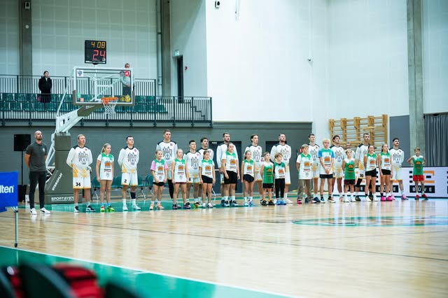 Komanda kopā ar jaunajiem basketbolistiem pirms spēles
