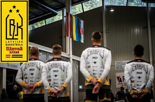 Spēlētāji ar muguru pret kameru valsts himnas laikā Užavas kausā