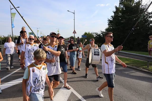Fanu gājiens ar bungām un karogiem pa Jēkabpils ielu